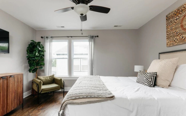 Stunning 3br/4ba min to DT