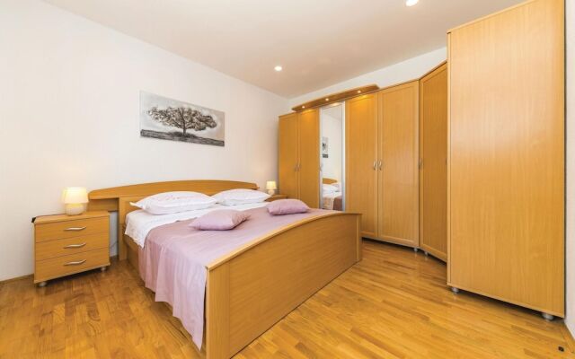 Nice Home in Kastel Kambelovac With Wifi and 4 Bedrooms