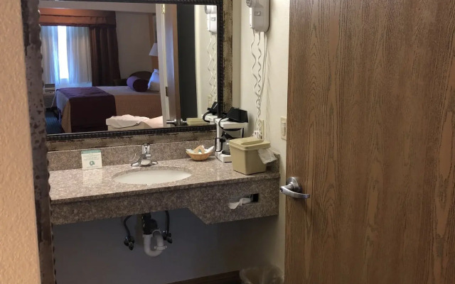 Cloverdale Wine Country Inn & Suites