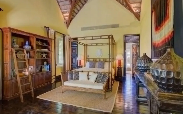 6 BR Beachfront Lush Oasis