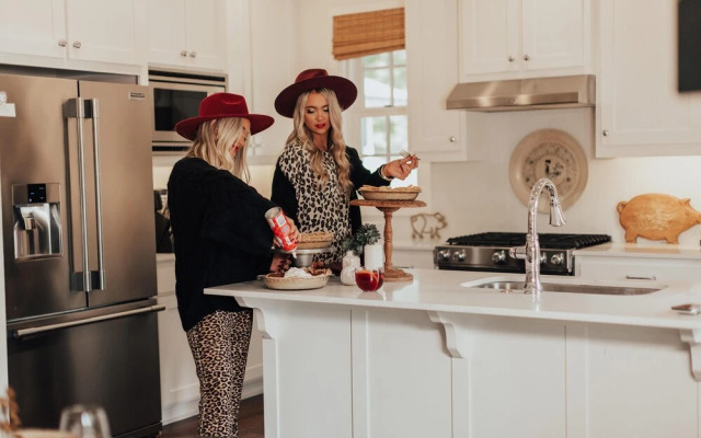 The SoFay Farmhouse - 1 Mile From U of A - Luxury Amenities