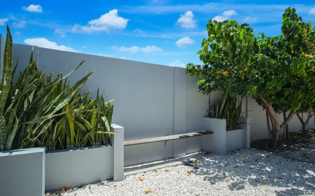 Stunning Modern Home, Near Beaches Full AC