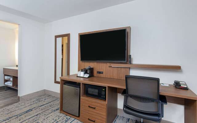 La Quinta Inn & Suites by Wyndham Nashville Airport