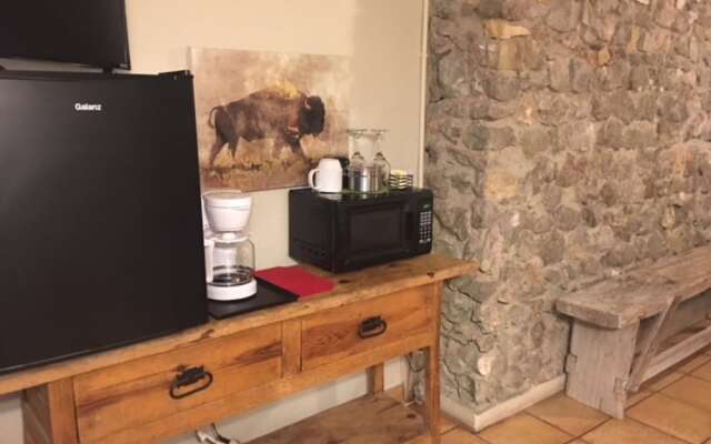 The Historic Leakey Inn