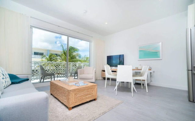 Modern 1BR Apt w Rooftop Pool Onsite Amenities