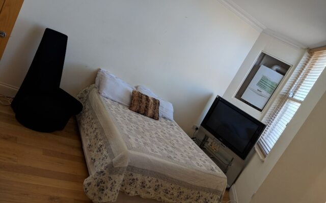 2 Bed Flat by Shoreditch Station Zone 1