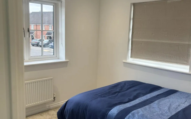 Immaculate 4-bed House in Horley
