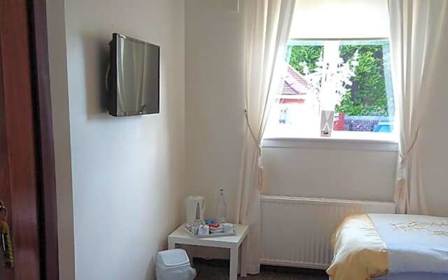 Glenfern Guest House with No Hot Tub & Cottage with Private Hot Tub