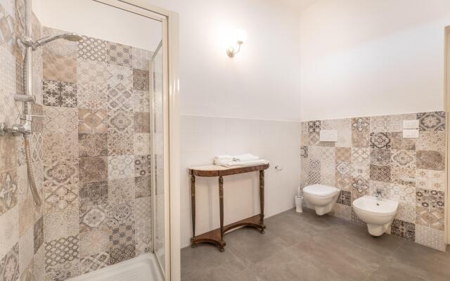 Early 20Th Centruy House & Pool