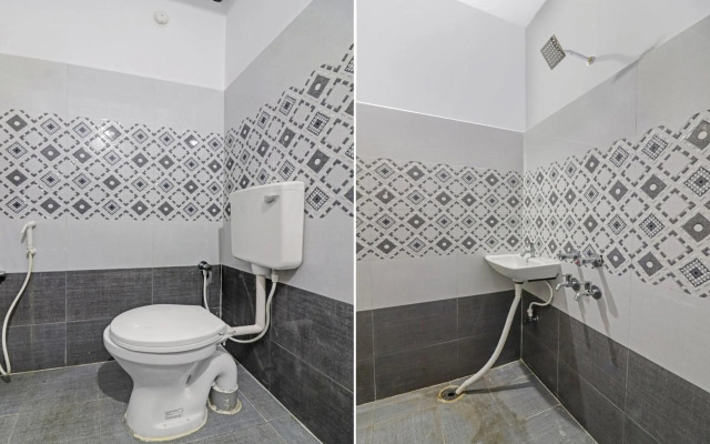 Super OYO 90936 Dk Reddy Square