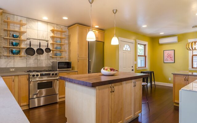 Sleeps 16 Luxurious 6BR Seattle Home