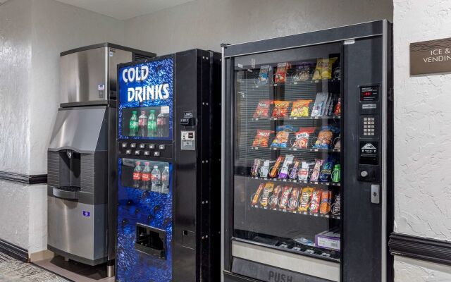 Quality Inn & Suites I-35 E / Walnut Hill