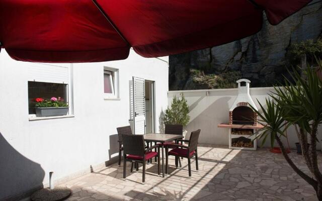 Apts&rooms Robi-50m from beach