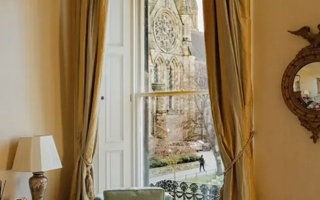 Prestigious Townhouse close to Princes Street