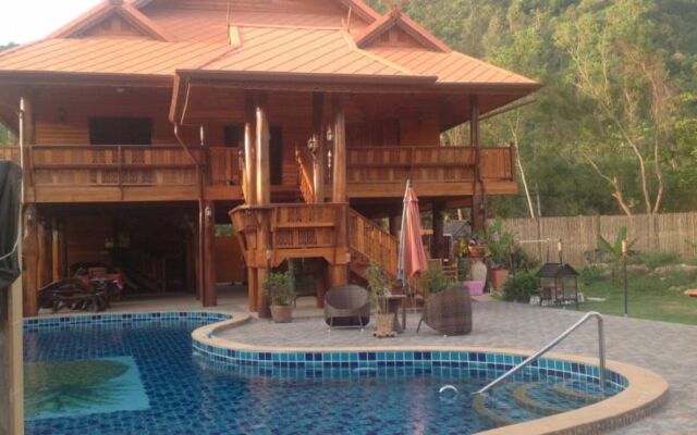 Golden Teak Resort Baan Sapparot