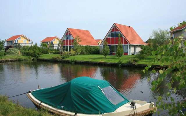 Detached holiday home with combi-microwave at the Schildmeer