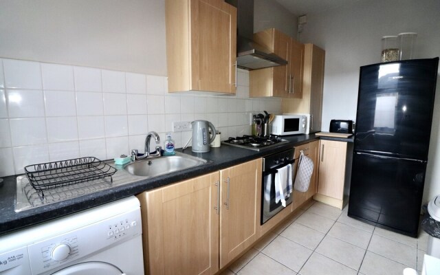 Sleeps 4 only 5 min by taxi