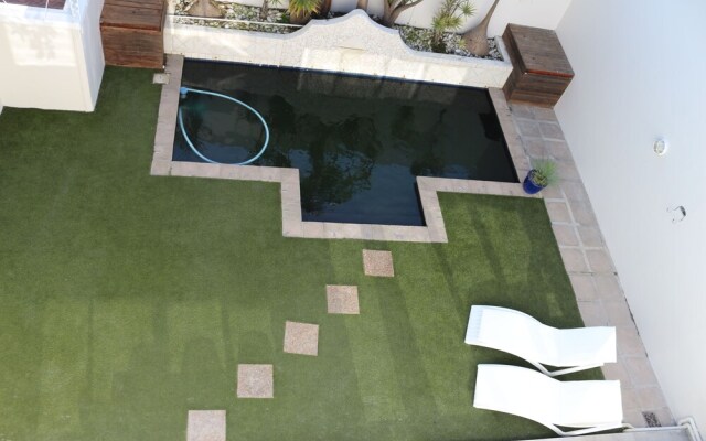 Camps Bay Holiday Home - Walk to the Beach