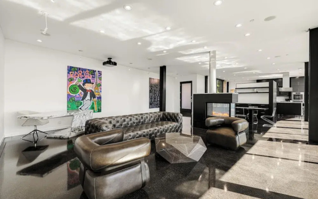 Glass Mansion - Chic Glass Villa in LA Hills With Views, Style & Serenity