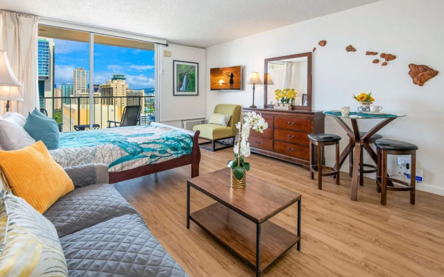 Marine Surf Waikiki w/ Beach Gear & Parking!