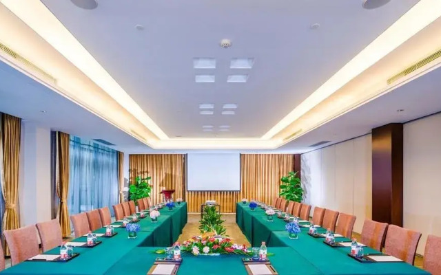 Greentown Island Lake Resort Hotel