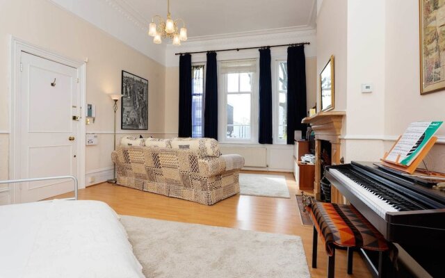 Veeve - Victorian Studio
