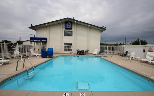 Clarion Pointe Milwaukee Airport