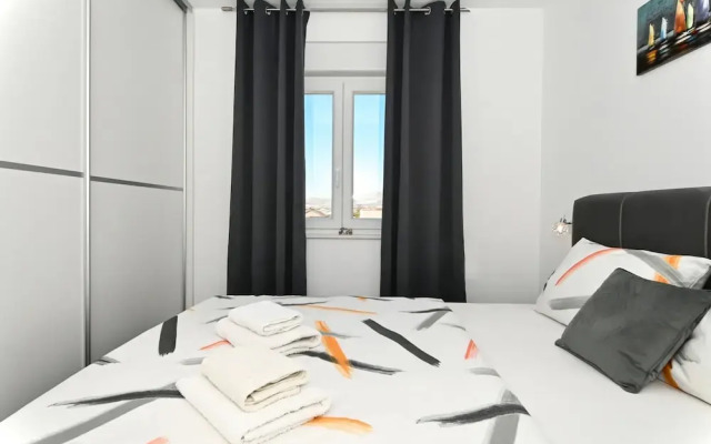 Stylish Kaštela Apartment With Modern Amenities and Free Parking