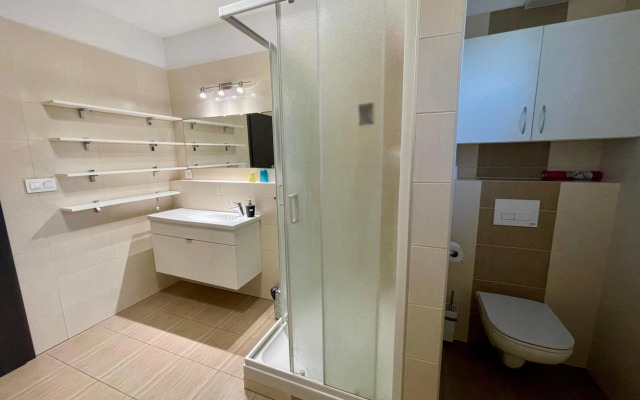 Apartment Rosnička with King Bed, Balcony, Free Parking