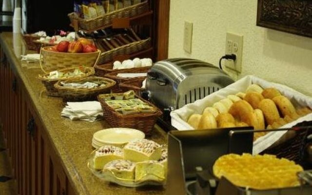 Mountain Inn & Suites Airport - Hendersonville