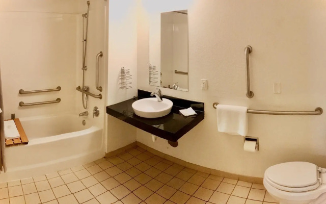 Travelodge by Wyndham Madison Heights MI