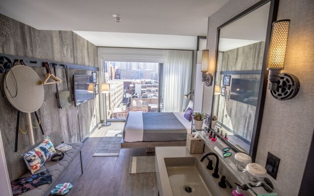 Moxy Chicago Downtown
