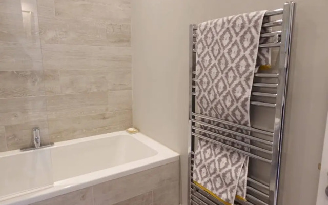Renovated 1 Bedroom Apartment