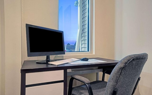 Super 8 by Wyndham Rogers Minnesota