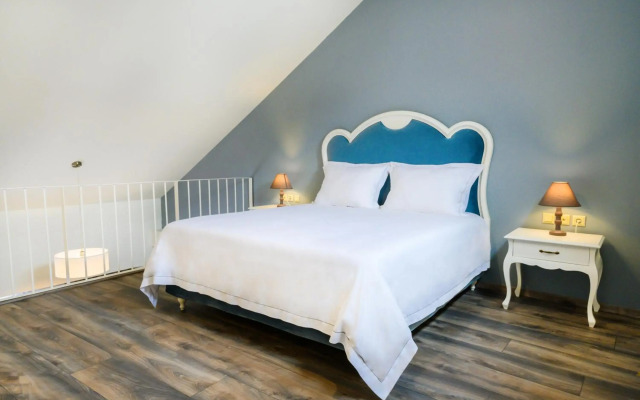 Emerald Suites