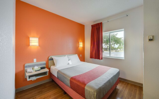 Motel 6 Toronto Brampton