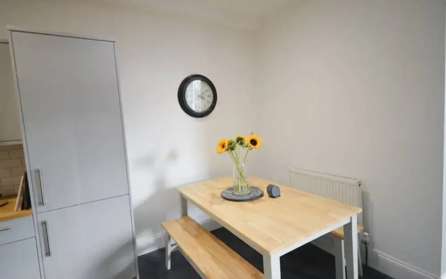 Stylish 3 Bedroom Maisonette Near City Centre