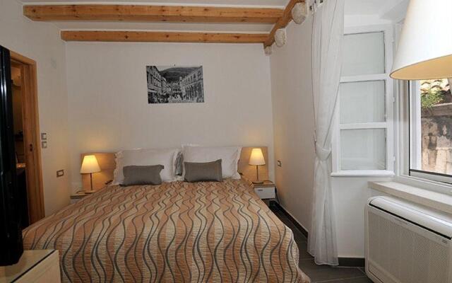 Steps Old Town Apartments by Irundo