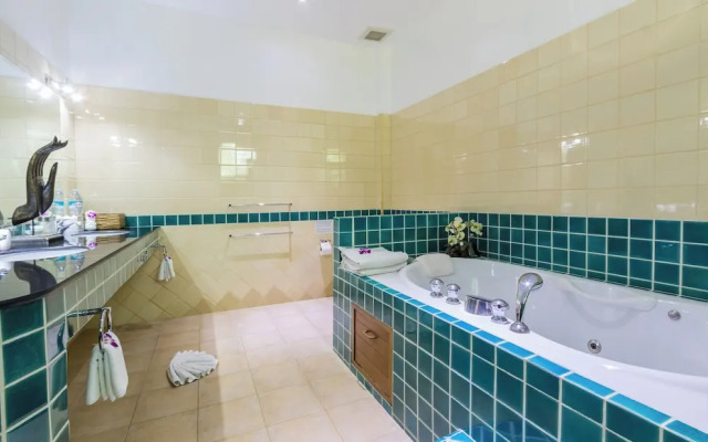 Luxury Four Bed Villa Jasmine, Infinity Pool, Full Staff , Chef and Breakfasts