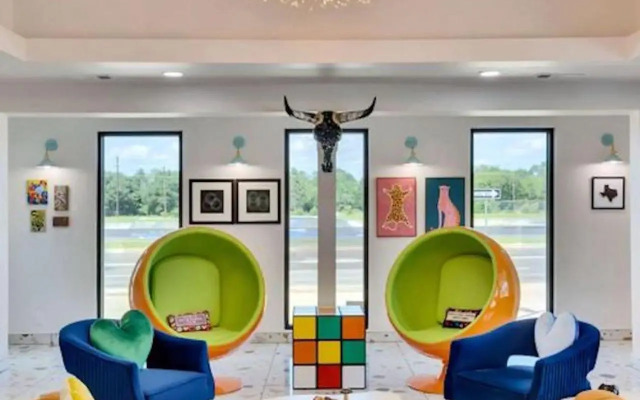 Hotel McCoy - Art, Libations, Pool Society
