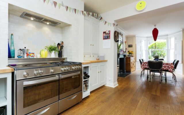 Veeve - Homely Highbury