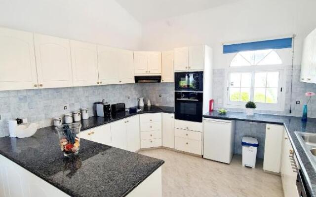 Villa Elysium, 3 bedrooms, pool, sea view & wifi