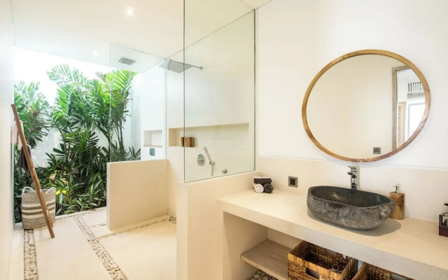 Spectacular 4BR Villa, 400m to Beachfront Elegance