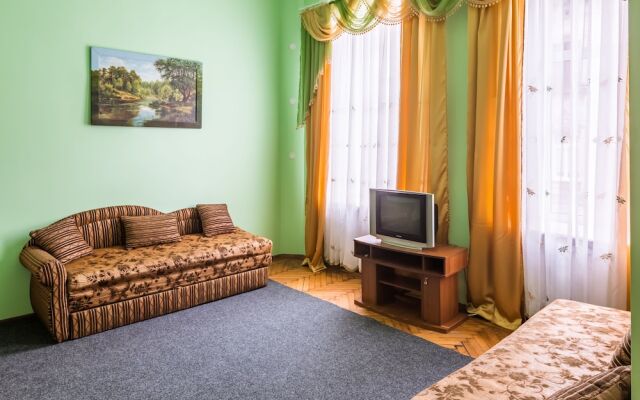 Three rooms in the center on Kulisha