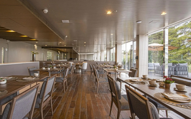 Suryaa Hotel Pinhais, Curio Collection by Hilton