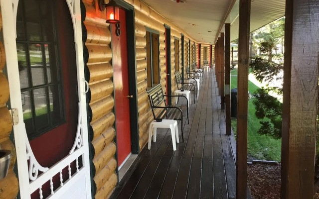 Pines Motel