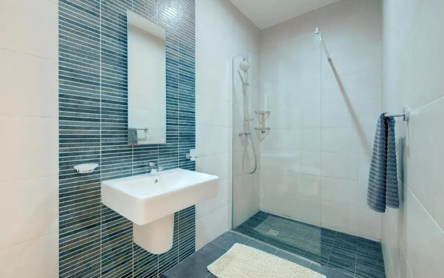 Stylish 2BR Apart, Steps Away from the Beach