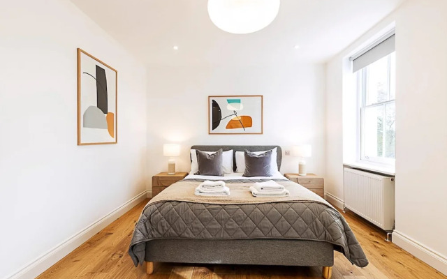 Light & Luxury Chelsea Apartment: Private Balcony!