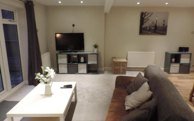 4 Bed Farnborough Air Accommodation