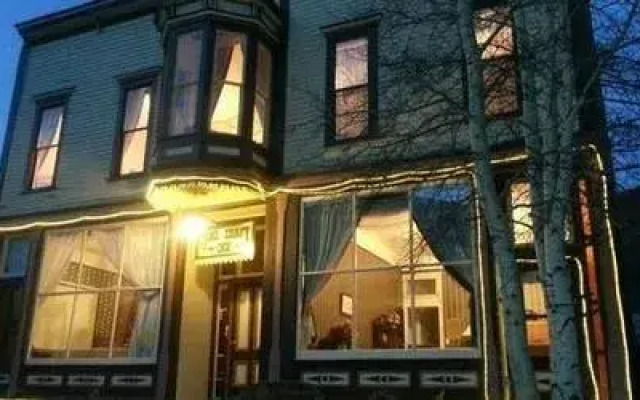 Mine Shaft Inn Hotel & Hostel